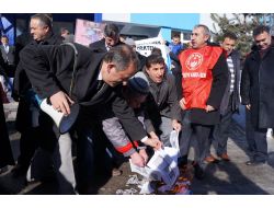 Memurlar Maaş Zammını Bordro Yakarak Protesto Etti