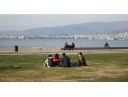 İzmir'de Yazdan Kalma Bir Gün Yaşanıyor