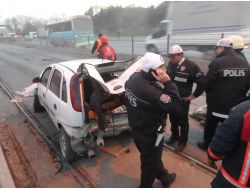 Kaza Yapan Araçlar Tramvay Durağına Girdi: 2 Yaralı