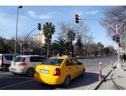 İstanbul'da Trafik Işıklarının Direkleri De Uyaracak