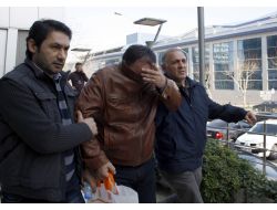 Bankadan İtibaren Takip Ettiği Şahsın Aracından 30 Bin Tl Çaldı