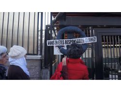 Pkk'lı Kadınların Fransa'da İnfazına Siyah Çelenkli Protesto