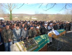 Anne Ve 3 Çocuğu Yan Yana Toprağa Verildi