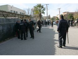 Silah Ve Satırla Liseyi Bastılar