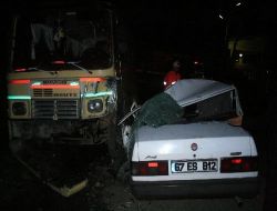 Park Halindeki Minibüse Çarpan Sürücü Ve Arkadaşı Yaralandı
