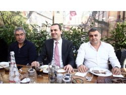 Filip Holosko, Takım Arkadaşlarına Yemek Verdi