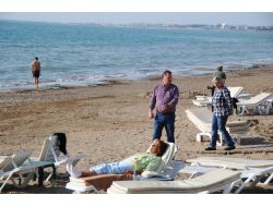 Turistler, Güzel Havanın Keyfini Güneşlenerek Çıkardı