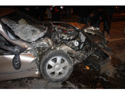 Otomobil, Halk Otobüsüne Arkadan Çarptı: 4 Yaralı