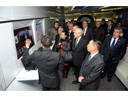 Kılıçdaroğlu, Tablet Bilgisayarda Yarış Oyunu Oynadı