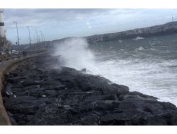 Şiddetli Lodos Denizde Yüksek Dalgalar Oluşturdu