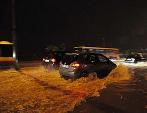 İzmir'i sağanak vurdu!