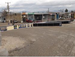 Fırtına, 20 Tonluk Tabelayı Kökünden Söktü!