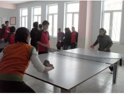 Kız Öğrenciler, Masa Tenis Turnuvasında Stres Attı