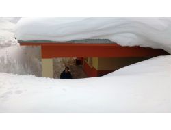 Bitlisliler, Evlerin İkinci Katına Kar Kütleleri Üzerinden Çıkıyor