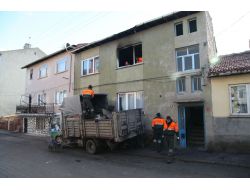 Evi Yanan Aileye Belediye Sahip Çıktı