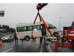 Minibüs Metrobüs Yoluna Daldı: 3 Yaralı