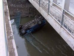 Otomobiliyle Ankara Çayı'na Uçan Sürücü Ölümden Döndü