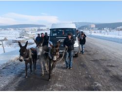 Soğuktan Donan Minibüsü Eşekle Çektiler