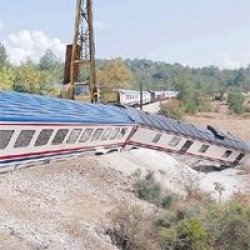 Yolcu Treni Raydan Çıktı!