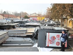 Büyükşehir Zabıtası Kaçak İlan Panolarını Topladı