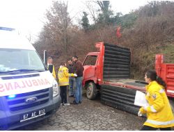 Kamyon, Üst Yoldan Alt Yola Uçtu, Sürücü Hafif Yaralandı