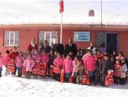 Susuz’un Çığrıklı Köyünde Öğrencilere Giyecek Yardımı Yapıldı