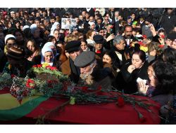 Barış İçin Beyaz Tülbent Takıldı Beyaz Güvercinler Uçuruldu