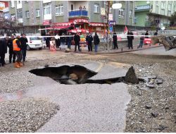 Seyir Halindeki Otomobil, Patlayan Su Şebekesinin Açtığı Çukura Düştü