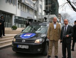 Seyyar Mobese Aracı, Seyir Halindeyken Kural İhlali Yapan Araçları Tespit Ediyor