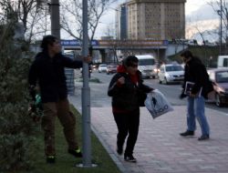 Şiddetli Lodos Nedeniyle Baba İle Oğlu Uçmamak İçin Direğe Tutundu