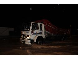 İzmir'de Yağmur Sebebiyle Dere Taştı, Karayolu Su Altında Kaldı