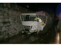 İstinat Duvarına Çarpan Minibüs Şoförü Araçta Sıkıştı