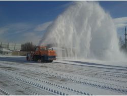 Erzincan'da Futbol Sahası Kar Makinesi İle Temizlendi