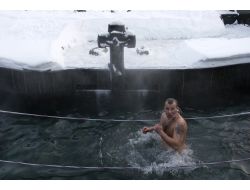 On Binlerce Rus Buza Dalarak Günahlardan Temizlendi