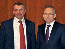 Kırım Parlamentosu Türk Eğitimciye 'Cumhuriyet Nişanı' Verdi