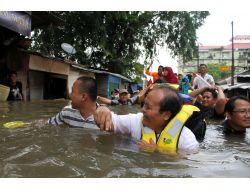 Cakarta'da Sel Felaketinin Bilançosu: 20 Ölü