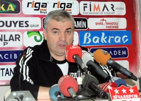 Rıza Çalımbay Hem Hakemlere Hem Oyuncusuna Kızdı