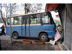 Büfeci İşyerini Kapatıp Gitti, Freni Patlayan Minibüs Büfeye Girdi