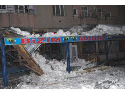 Yüksekova'da Tonlarca Buz Kütlesi Tehlike Saçıyor