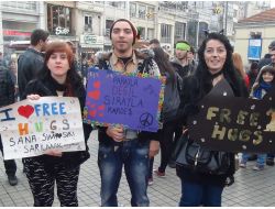 Taksim'de Gördüklerine Sarıldılar (Özel)