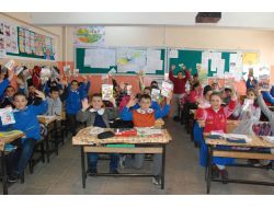 Belediye Karne Hediyesi Olarak Kitap Hediye Etti