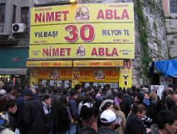 Büyük İkramiye Hayali Kuranlar, Saatlerce Bilet Kuyruğunda Bekledi
