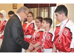 Vali Cerrah, Başarılı Sporcuları Ödüllendirdi!