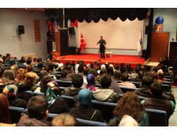 Üniversite Öğrencileri Stand-up Gösterisi İle Stres Attı