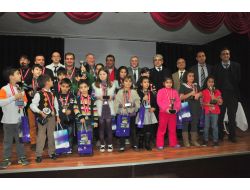 Satranç Turnuvasında Birinci Olanlar Fotoğraf Makinesiyle Ödüllendirildi