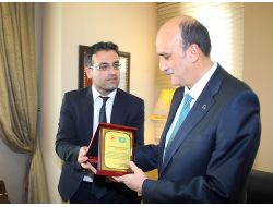 Türk Dünyası Öğrencilerinden Başkan Selmaoğlu’na Plaket