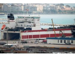 Patriotları Taşıyan Loise Russ Adlı Gemi, Ana İskelede Yükünü Boşaltıyor