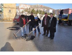 Yozgat’ta Karla Mücadelede Bozulan Yollara Dolgu Yapılıyor