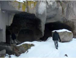 Ahlat'ta Binlerce Yıllık Mağara Evler Patates Deposu Olarak Kullanılıyor