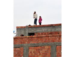 Eşi Boşanmak İsteyen Adam Çatıya Çıktı, Kızı Üşüyünce Eylemden Vazgeçti